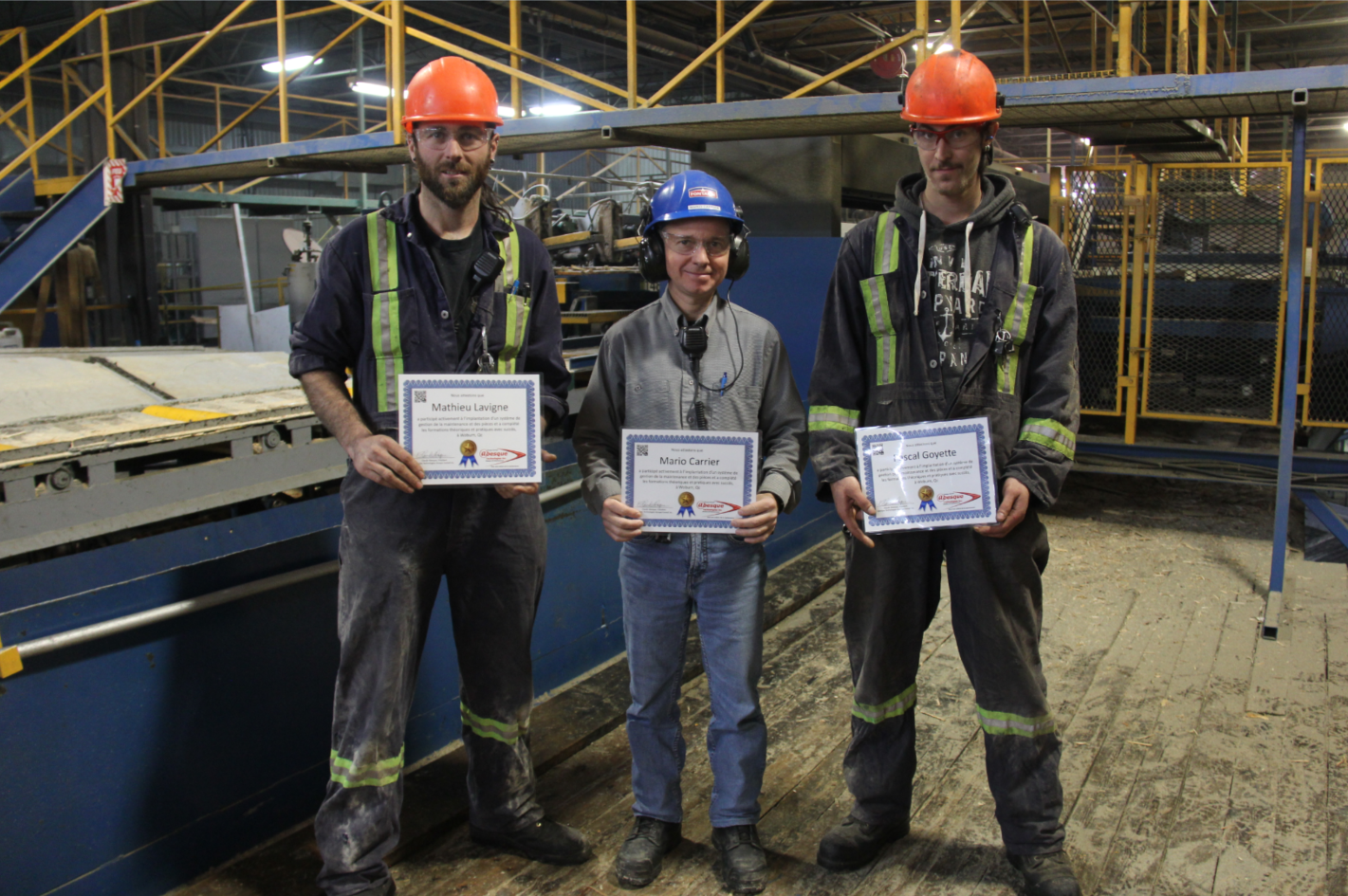 De gauche à droite : Mathieu Lavigne chef mécanicien, Mario Carrier directeur d'usine et Pascal Goyette mécanicien chez Fontaine inc. Woburn, 2016